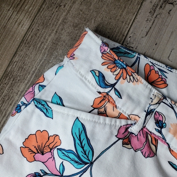St. John’s Bay Capris Size 12 Petite Secretly Slender Panel White Posie Floral - Picture 3 of 16